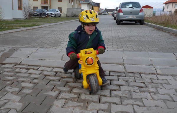 na motorce